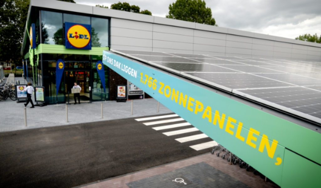 Exterieur van Lidl Zero in Woerden. Door onder meer zonnepanelen op het dak en de carports op het parkeerterrein en heipalen die dienen als warmte-koudeopslag blijft de energierekening op 0. (beeld anp / Sander Koning)
