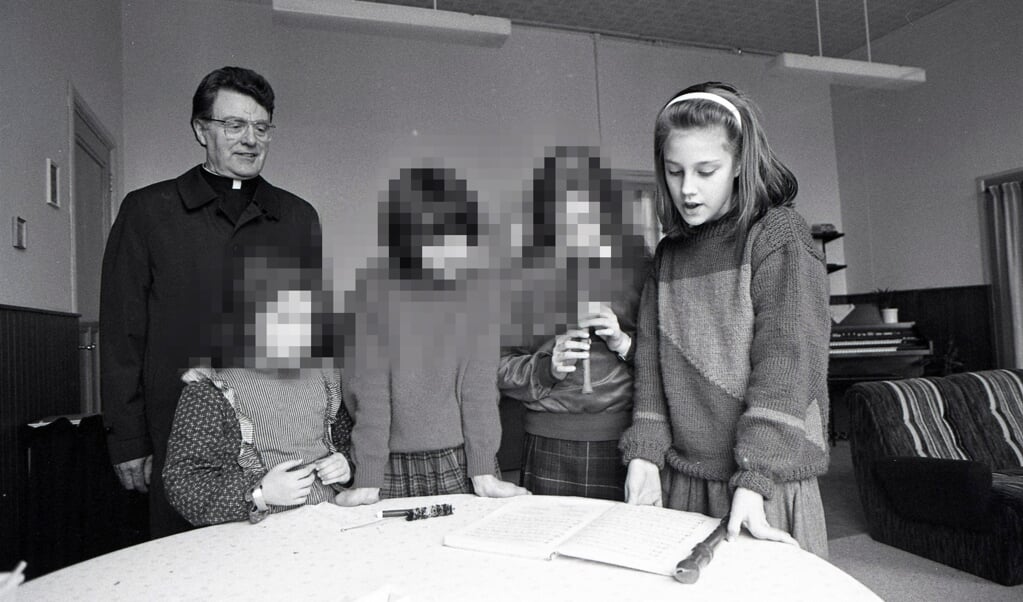 <p>Hannelore in het klooster in Velddriel, onder toeziend oog van Sipke Vrieswijk (december 1987).</p> (beeld Roel Dijkstra)