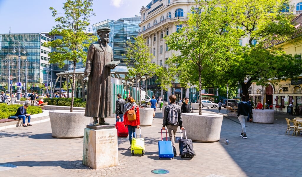 <p>Calvijn en het moderne leven: het Calvijnplein in Boedapest, Hongarije. Calvijn liet zich onbewust 'door cultureel bepaalde vooronderstellingen leiden om het (volgens ons) evidente getuigenis van de Schrift aan de kant te schuiven'.</p> (beeld iStock / Fabio Michele Capelli)