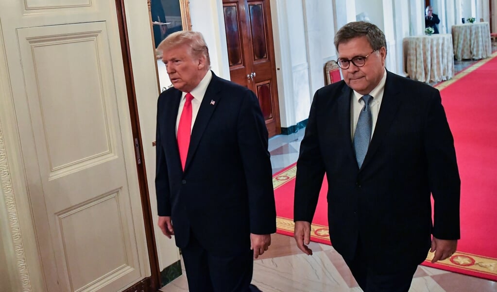 Het voortdurende tweeten van Trump over rechtszaken ondergraaft het werk van Justitie, zegt minister Barr. (beeld AFP)