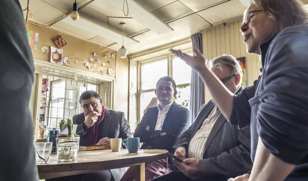 Samuel Lee luistert naar de verhalen van bewoners in het Groningse aardbevingsgebied. ( beeld Duncan Wijting)