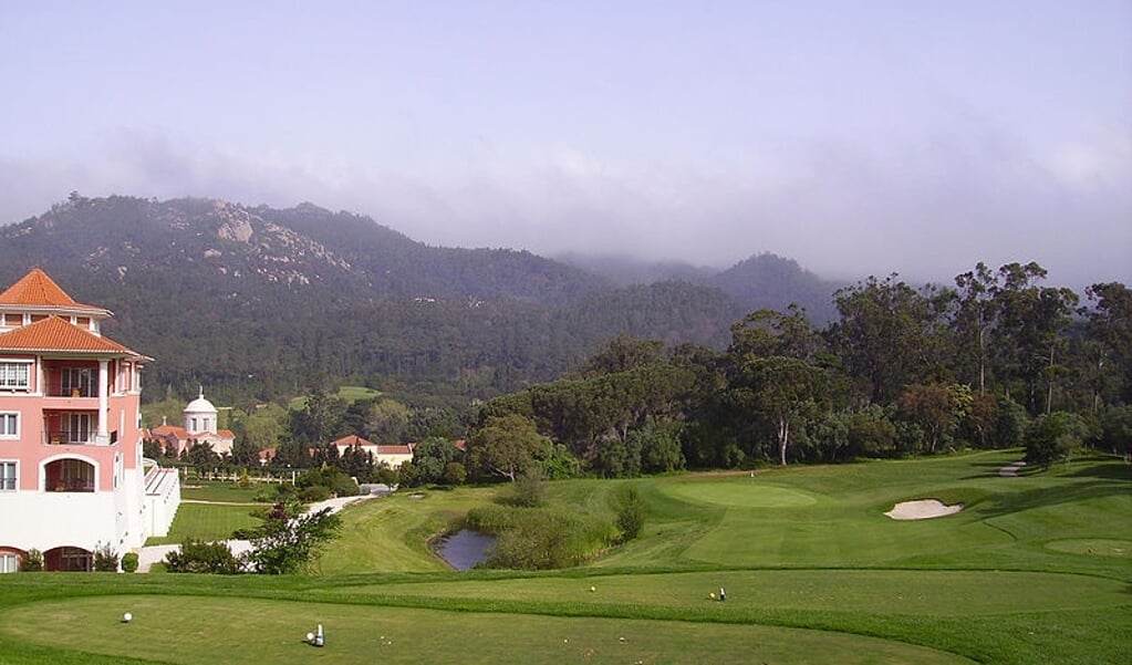 Het vijfsterren Ritz-Carlton Penha Longa Resort, een voormalig vijftiende eeuws klooster, waar in 1999 en 2018 ook Bilderberg-ontmoetingen werden gehouden. (beeld Wikipedia)