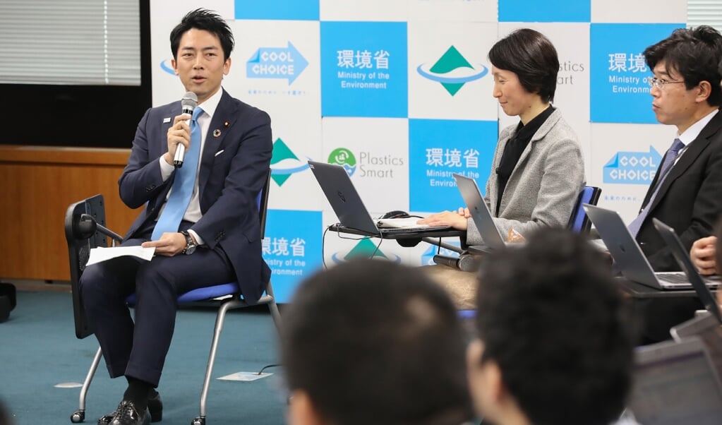 De Japanese milieuminister Shinjiro Koizumi maakte tijdens een bijeenkomst in Tokio bekend binnenkort met vaderschapsverlof te gaan. (beeld afp / str / jiji press)