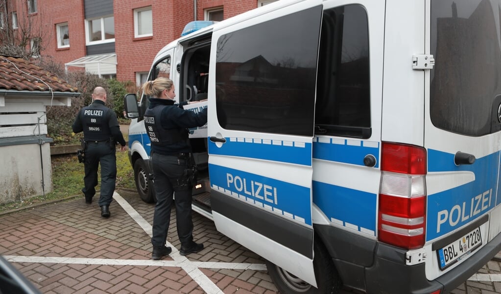 Door heel Duitsland hebben invallen plaatsgevonden in woningen van vooraanstaande personen van de nazistische groep Combat 18. (beeld afp / dpa / Julian Stähle)