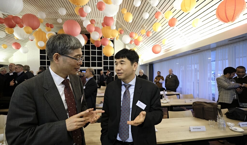 HaeShin Yoo (links) en Jaeyoun Kim uit Zuid-Korea bij de vrijgemaakt-gereformeerde synode op conferentiecentrum Mennorode in Elspeet. ( beeld Dick Vos)