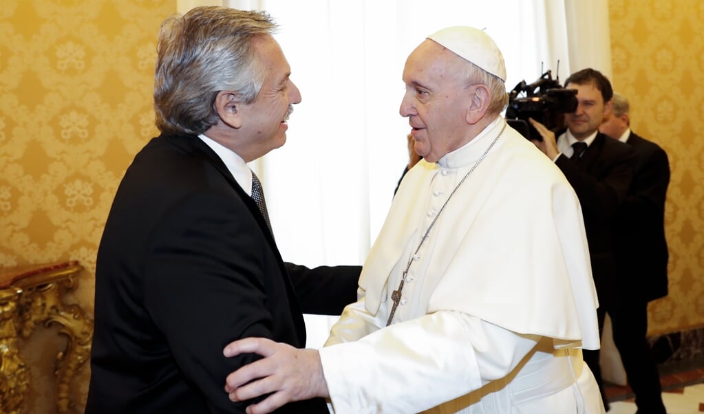 De Argentijnse president Alberto Fernandez tijdens een privé-audiëntie bij paus Franciscus op 31 januari 2020. (beeld afp / Remo Casilli)