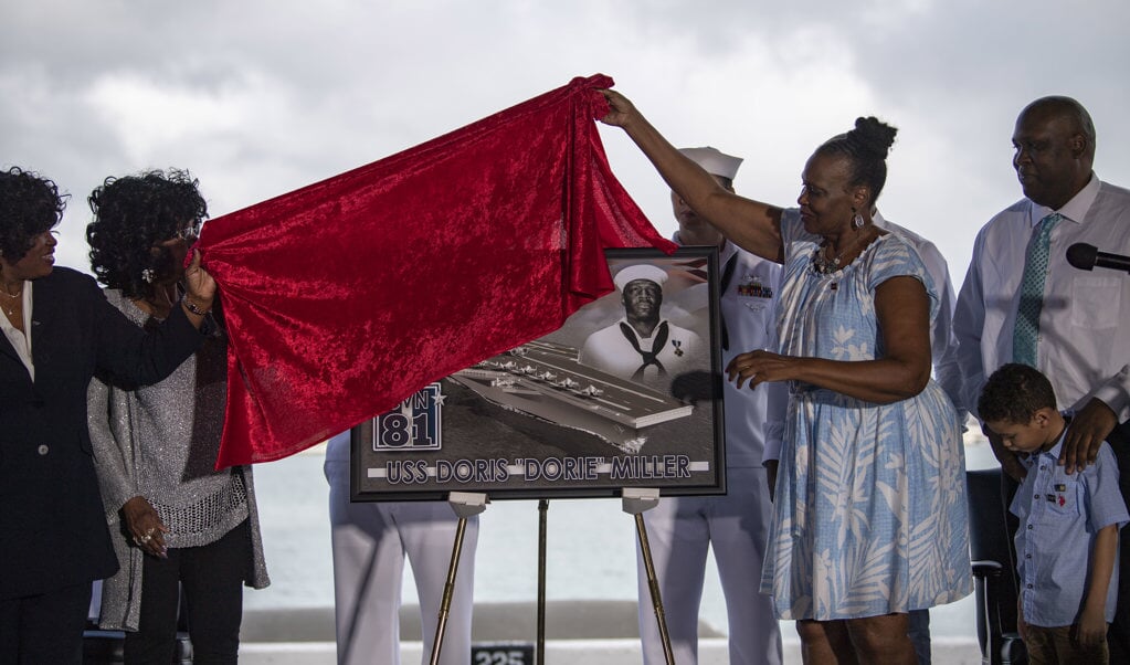 Familieleden van de zwarte Amerikaanse matroos Doris Miller onthullen tijdens Martin Luther King Day een plaquette in Pearl Harbor. (beeld us navy)