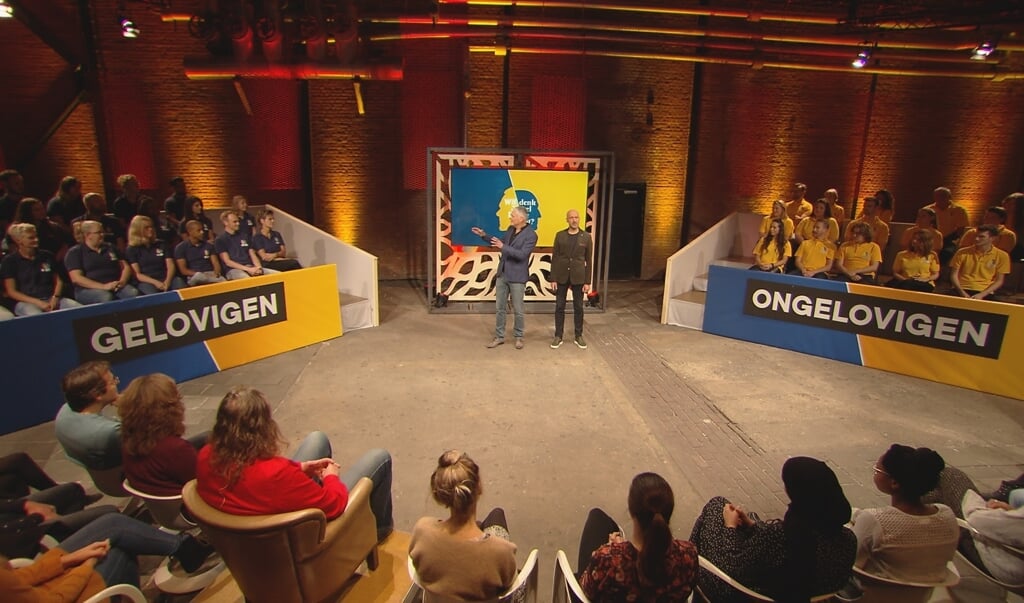 Presentator Joep van Deudekom van Wie denk je wel dat je bent?, het tv-programma met tegengestelde groepen: ‘Het is een feest om te maken.’ (beeld ntr)
