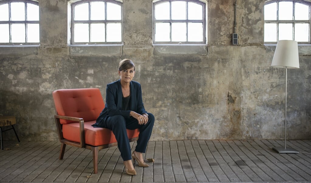 Jacobine Geel werkt aan een essay voor de Maand van de Bijbel. 'Ik hoop dat mensen zelf in de Bijbel gaan ronddwalen. Er valt genoeg te beleven, ook als je niet aan de dogmatiek wilt toekomen.' ( beeld kroncrv / Stijn Ghijsen)