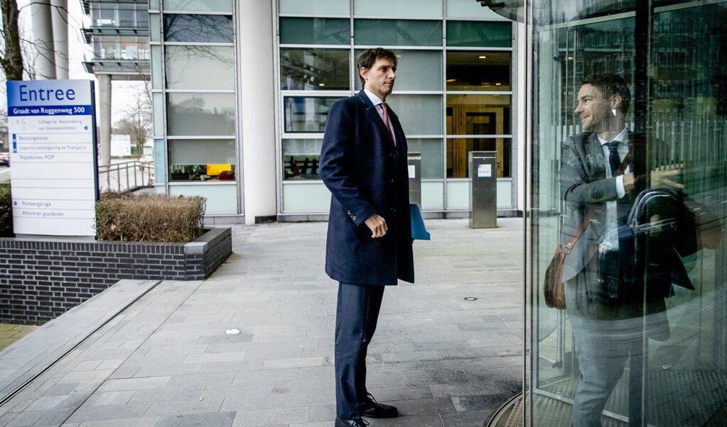 Minister Wopke Hoekstra voor het kantoor van Belastingdienst/Toeslagen. (beeld anp / Sem van der Wal)