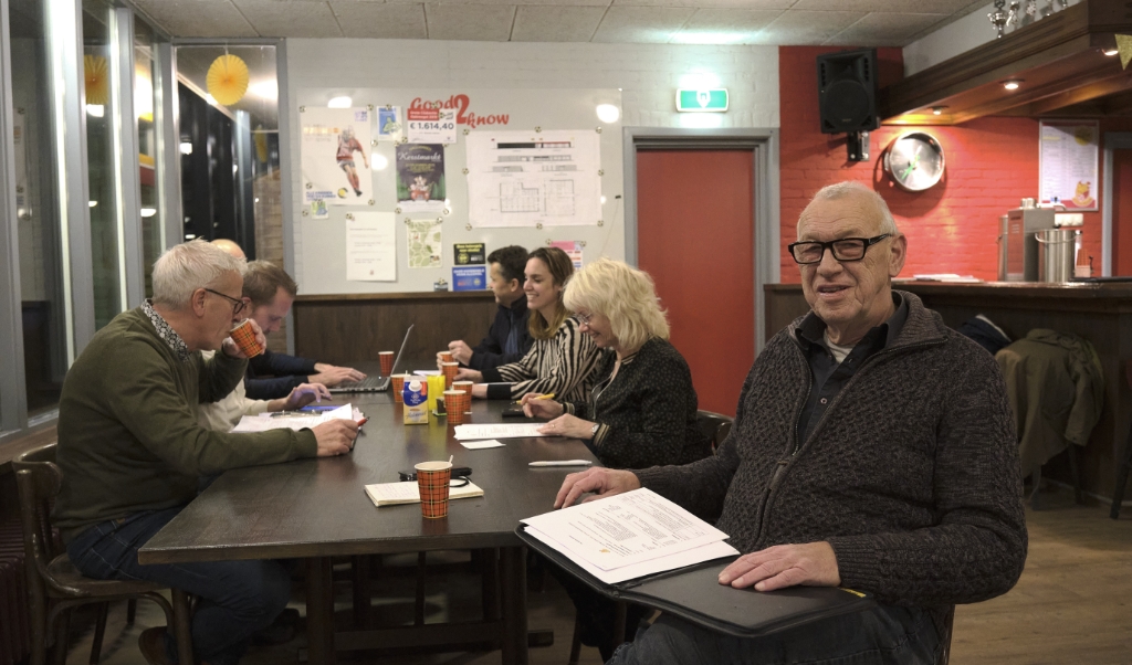 Hallum - Tsjerk Grasman (rechts op de foto) van het bestuur van sv Wykels-Hallum ( beeld Sjaak Verboom)