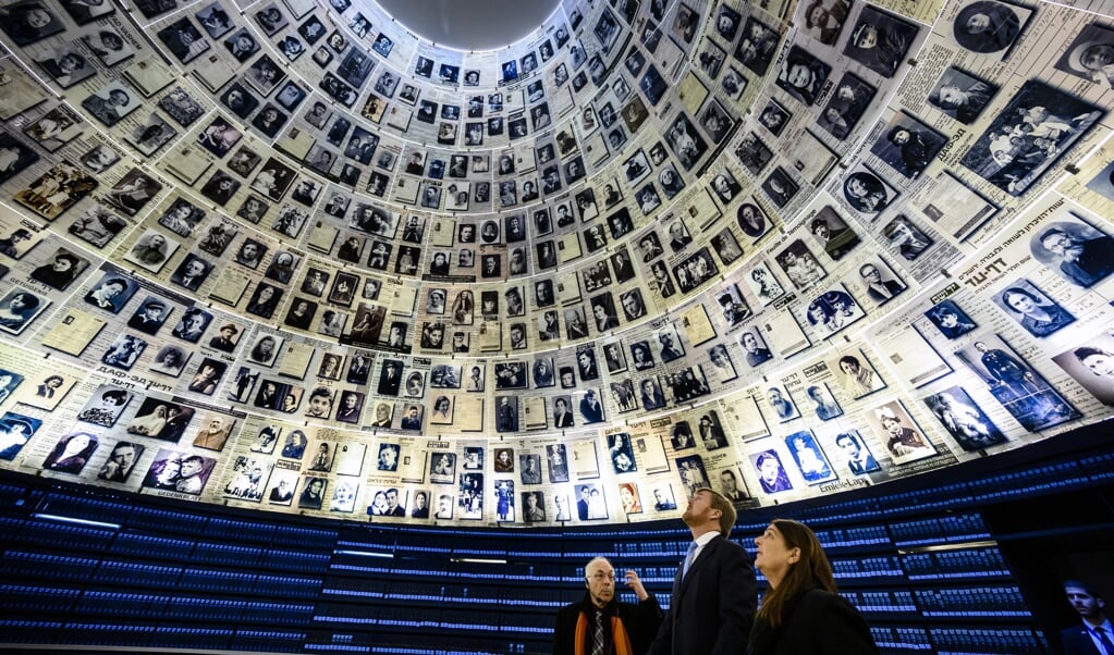 Koning Willem-Alexander krijgt een rondleiding door het Yad Vashem-museum van Dan Michman. (beeld anp / royal images / Frank van Beek)