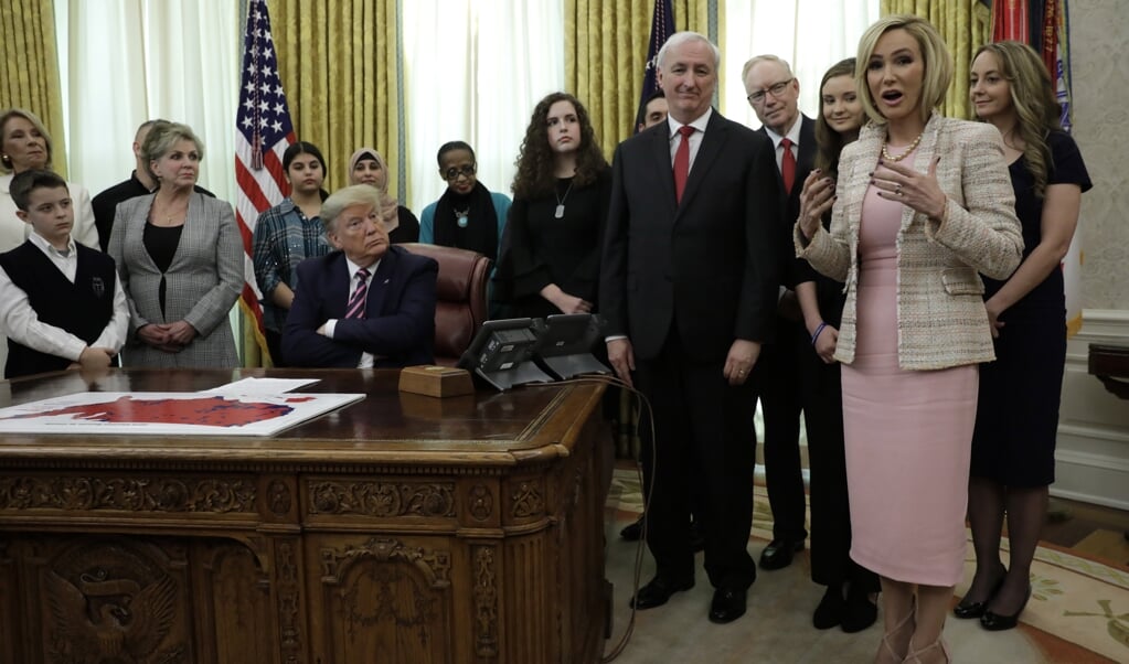 <p>Op 16 januari luisterde president Trump in de Oval Office ongeduldig naar tv-pastor Paula White bij de presentatie van de Guidance on Constitutional Prayer in Public Schools. epa/Yuri Gripas</p> (beeld Epa/yuri Gripas / Pool)