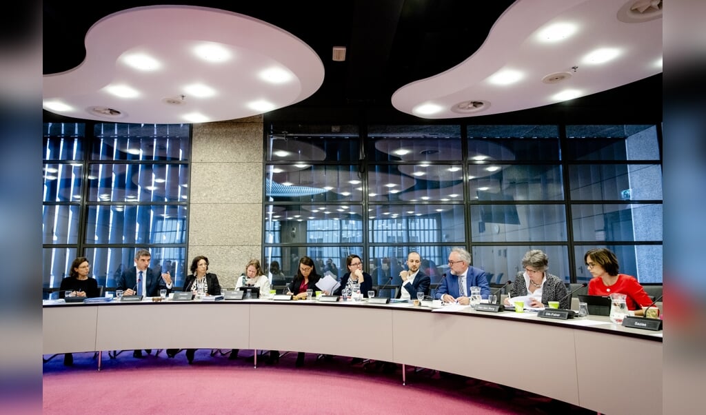 Paul Blokhuis, staatssecretaris van Volksgezondheid, Welzijn en Sport en Kamerleden tijdens een algemeen overleg in de Tweede Kamer over de geestelijke gezondheidszorg. (beeld anp / Sem van der wal)