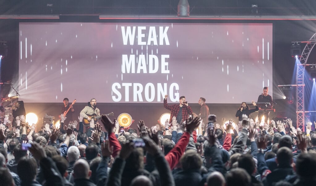 Foto van christelijke mannenbeweging De 4e Musketier. Hier een optreden van Hillsong London. Rikkert Harink RH20200125 (beeld Rikkert Harink)