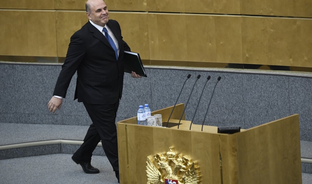 Kersvers premier Michail Misjoestin loopt naar het spreekgestoelte in de Doema, het lagerhuis van Rusland. (beeld afp / Alexander Nemenov)
