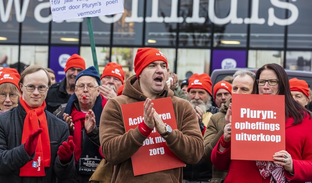 Medewerkers van de Hoenderloo Groep voeren actie tegen sluiting bij het hoofdkantoor van Pluryn. (beeld anp / Marcel Krijgsman)
