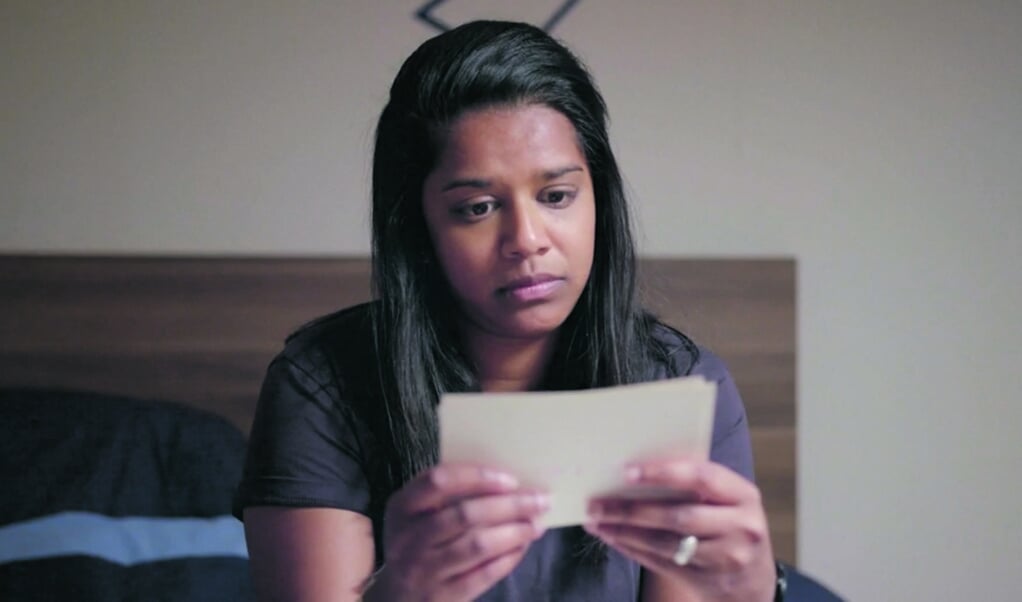 'Het lijkt wel op een trend: iets doen met je roots. Iedereen vindt dat ook ik er wat mee moet doen', zegt Dinja Pannebakker in de documentaire Ik kóm niet uit Sri Lanka. (beeld youtube)