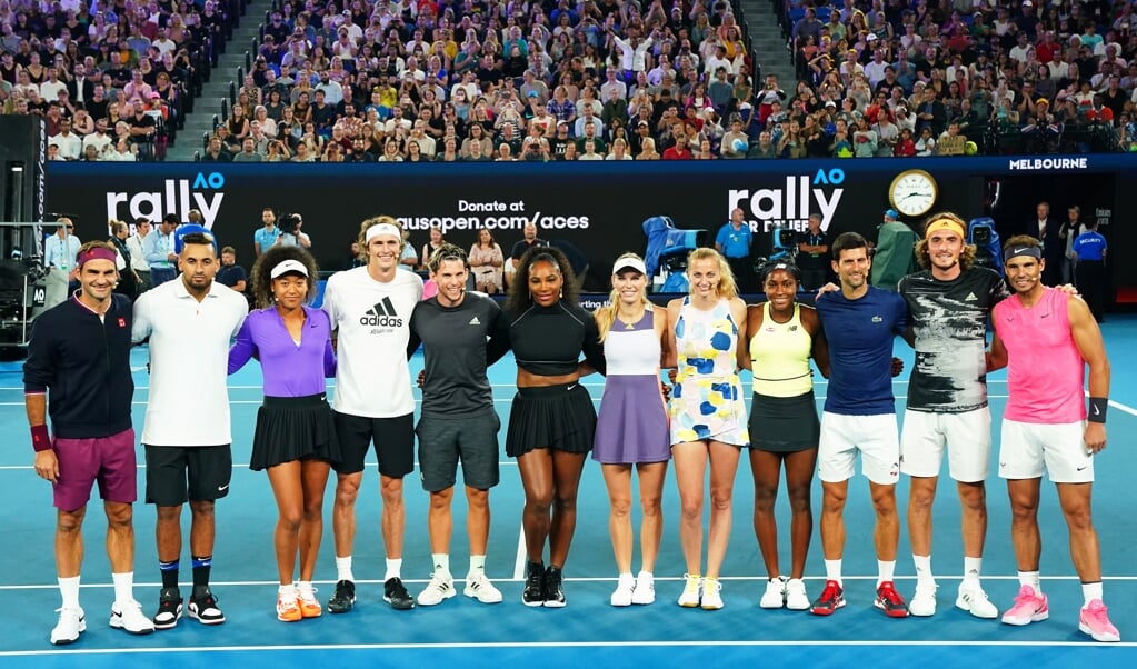 Toptennissers speelden deze week in Melbourne voor het goede doel. De opbrengst hun benefietwedstrijden ging naar de slachtoffers van de bosbranden in Australië. (beeld epa / Scott Barbour)