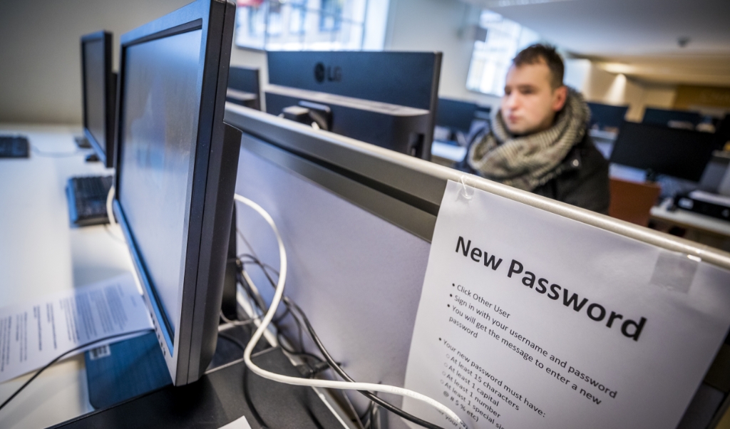 MAASTRICHT - Het aanmaken van een nieuw wachtwoord bij Maastricht University, waar het onderwijs weer hervat wordt. De universiteit kampte met de gevolgen van een cyberaanval, waarop de computersystemen offline gehaald werden. ANP MARCEL VAN HOORN (beeld anp / Marcel van Hoorn)