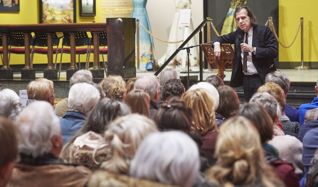 Psychiater Dirk De Wachter voor een volle zaal in het Jheronimus Bosch Art Center in Den Bosch. (beeld Wouter van Assendelft)