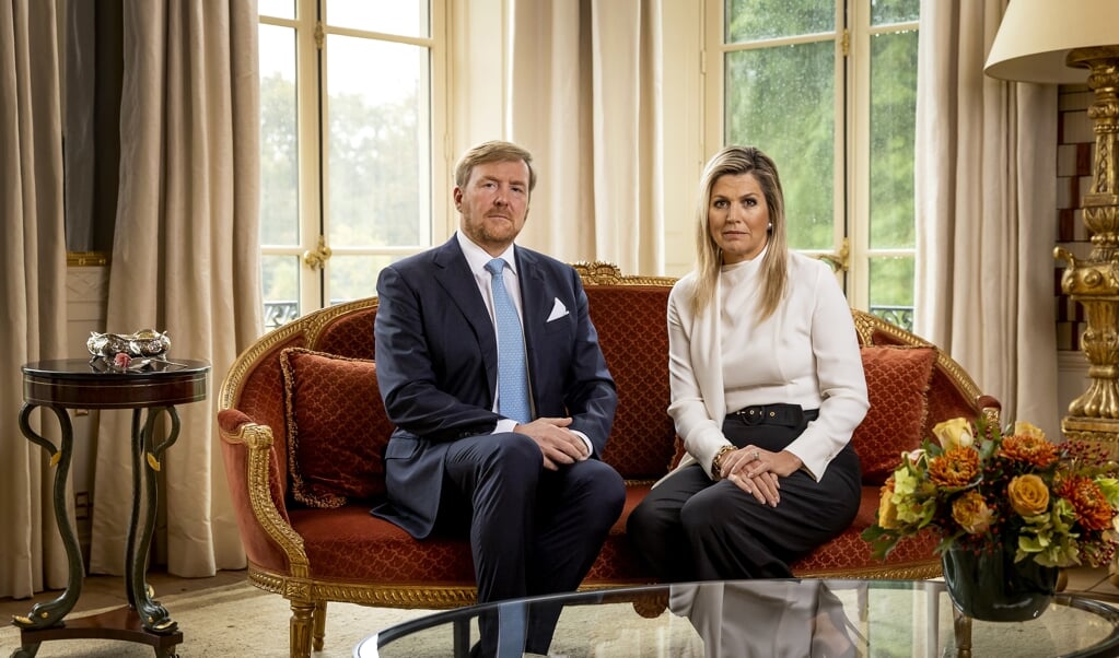 <p>Het koninklijk paar spreekt ‘met spijt in het hart’ in videoboodschap het volk toe. </p> (beeld anp / Koen van Weel)