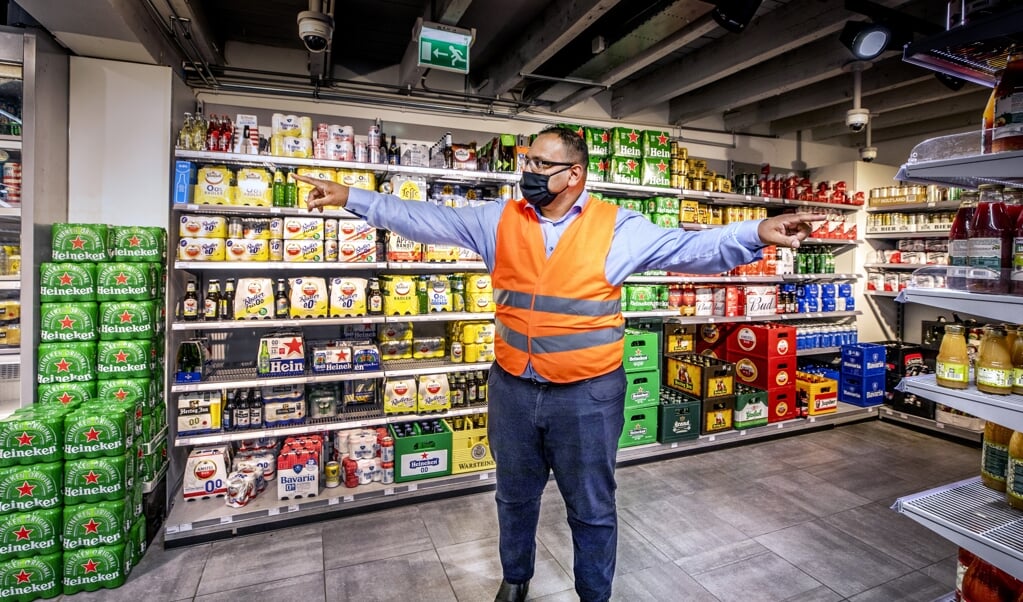 <p class="G_foto_bijschrift13" pstyle="G_foto_bijschrift1-3">Ondernemer Nawin Hapal geeft aan welke delen van zijn winkel hij moet afsluiten met de nieuwe alcoholregels van het kabinet.</p> (beeld Raymond Rutting)