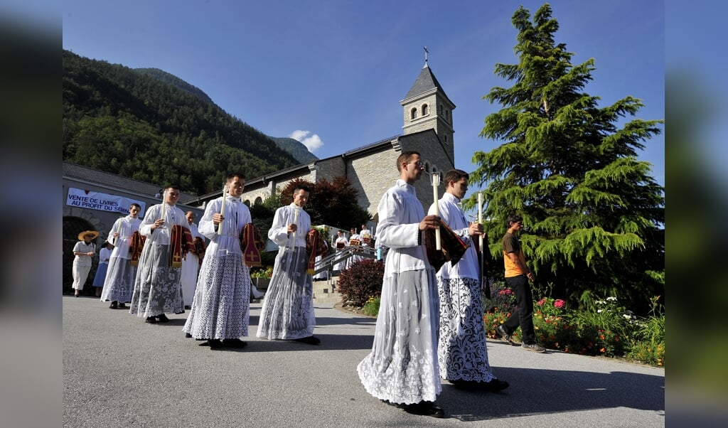 <p>Priesters en diakens van de traditionalistische Priesterbroederschap Pius X in het Zwitserse Ecône waar hun moederhuis gevestigd is.</p> (beeld afp / Fabrice Coffrini
)