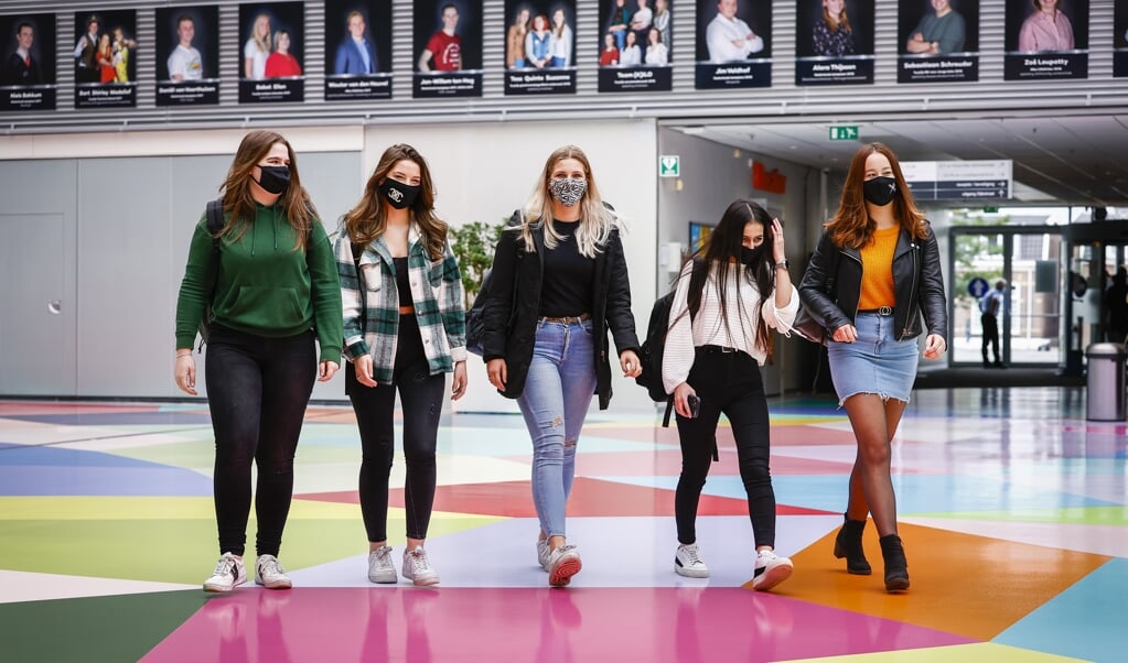 <p>Leerlingen van het ROC van Twente in Almelo, deze maand. Een goede docent zet je op het juiste spoor.</p> (beeld anp / Vincent Jannink)