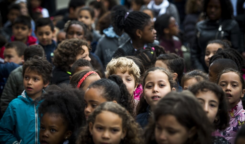 <p>Archieffoto van leerlingen van een Amsterdamse basisschool die proberen met een ludieke actie meer witte kinderen te werven voor hun school.</p> (beeld anp / Remko de Waal)