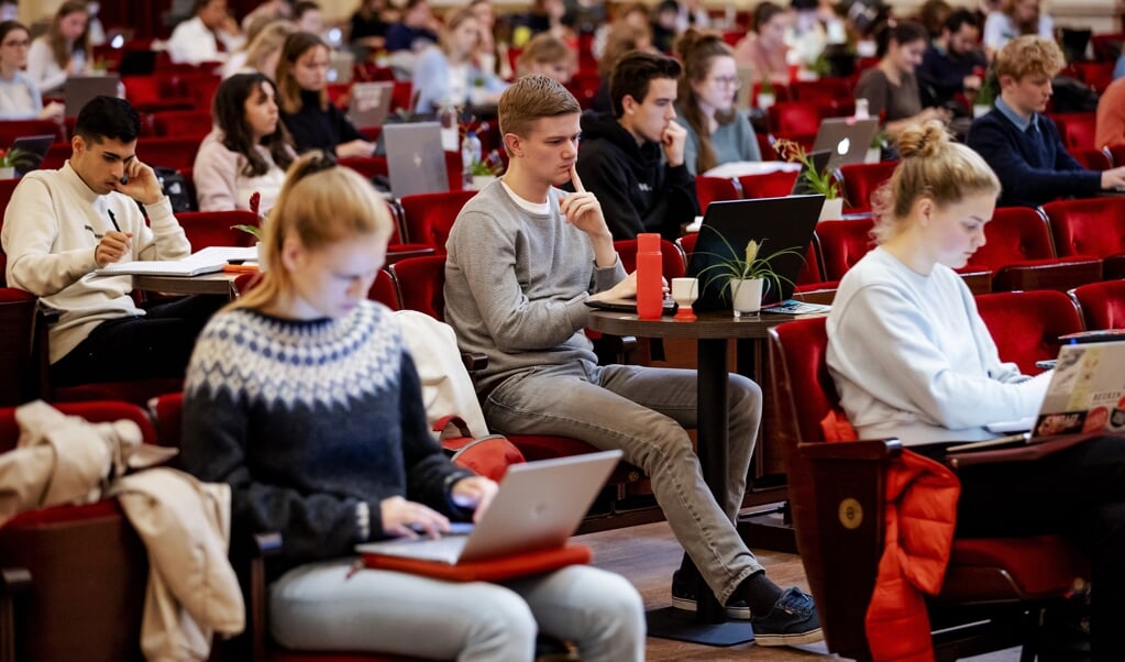 Studenten studeren in de grote zaal van het Concertgebouw onder het genot van klassieke muziek. (beeld anp / Robin van Lonkhuijsen)