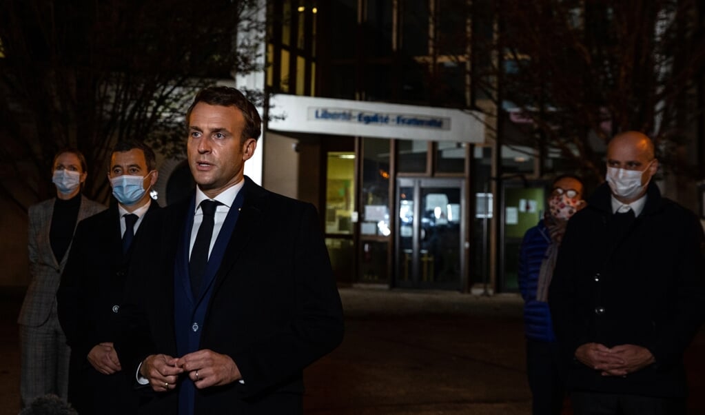 <p>Franse president Emmanuel Macron, met achter zich minister van Binnenlandse Zaken Gerald Darmanin (2L) en minister van Onderwijs Jean-Michel Blanquer (R).</p> (beeld afp / Abdulmonam Eassa)