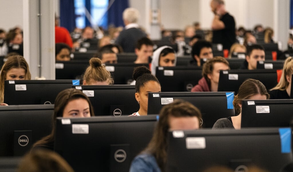 <p>Deze generatie studenten leert noodgedwongen flexibel om te gaan met onzekerheid en tegenvallers: dat is een belangrijke vaardigheid. </p> (beeld anp / Ramon van Flymen)