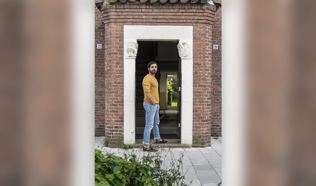 <p>Sinan Çankaya: ‘Als puber was ik 'Turk', hoewel ik Nederlander ben van geboorte. Na 9/11 was ik 'moslim'.'</p> (beeld Martin Waalboer)