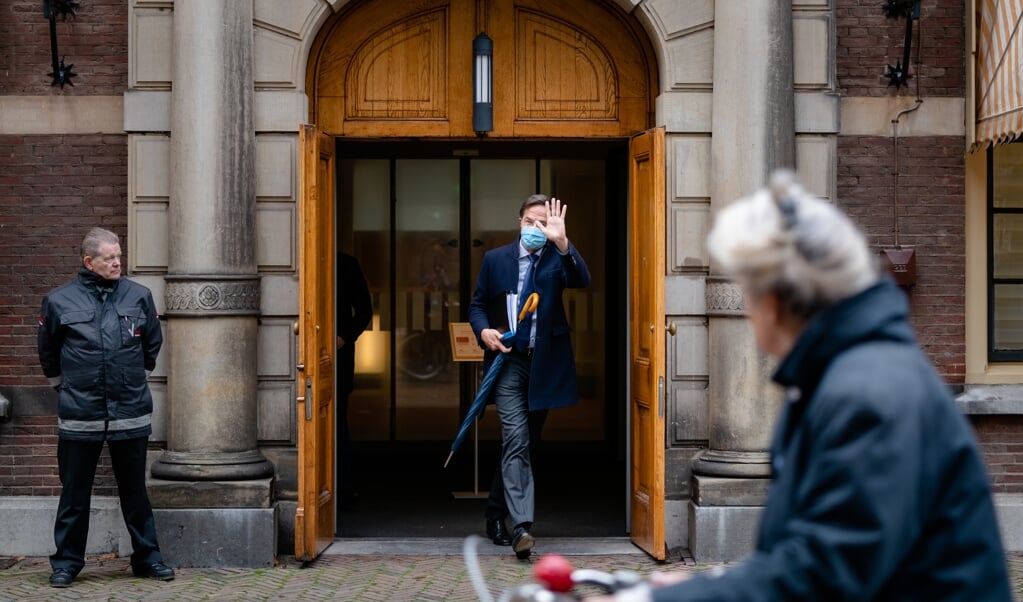 Premier Mark Rutte woensdag voorafgaand aan het plenair debat in de Tweede Kamer over de ontwikkelingen rondom het coronavirus. (beeld anp / Bart Maat)