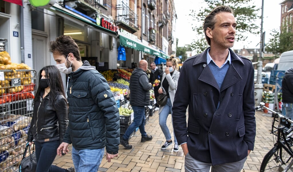 <p>Frenk van Harreveld in de Javastraat in de hoofdstad: ‘Mensen doen in de praktijk vooral wat anderen doen'.</p> (beeld Guus Dubbelman)