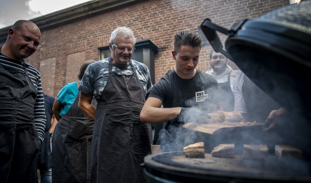 <p>Als we zorgvuldig met ons landbouwareaal moeten omgaan omdat iedereen eten nodig heeft, ligt hier een mogelijkheid om andere keuzes te maken door bijvoorbeeld minder vlees te eten. Op de foto: een workshop barbecuen. </p> (beeld anp / Jerry Lampen)