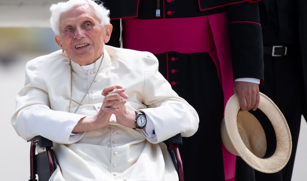 <p>Emeritus-paus Benedictus XVI op 22 juni 2020 tijdens een bezoek aan zijn thuisland Beieren.</p> (beeld Sven Hoppe / afp)
