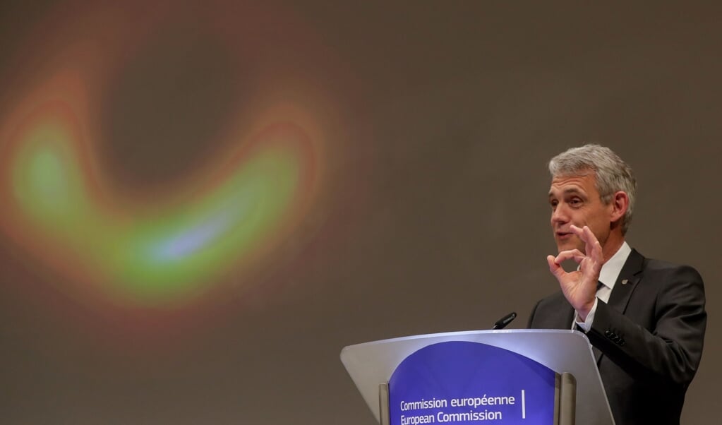 <p>Heino Falcke tijdens een lezing op de Radboud Universiteit in Nijmegen waar hij als astronoom werkzaam is.</p> (beeld epa / Stephanie Lecocq)