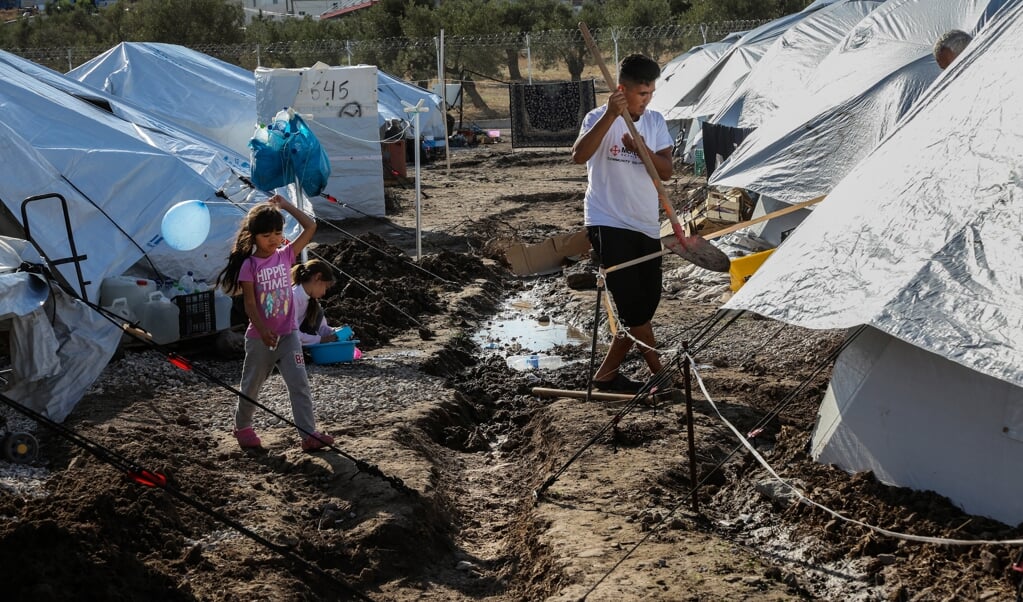 Een meisje houdt een ballon in de lucht terwijl ze loopt tussen de tenten van Kara Tepe, het nieuwe vluchtelingenkamp op Lesbos. (
manolis Lagoutaris / afp)