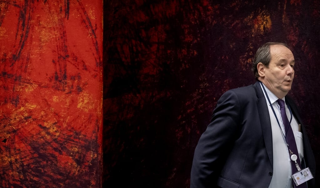 <p>Staatssecretaris Hans Vijlbrief wil kerken en organisaties die aan 'homogenezing' doen, hun ANBI-status ontnemen.</p> (beeld anp / Koen van Weel)