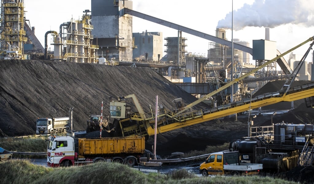 <p>Tata Steel in IJmuiden. Nederland wil de CO<sub>2</sub>-uitstoot in 2030 halveren ten opzichte van 1990.</p> (beeld anp / Jeroen Jumelet)
