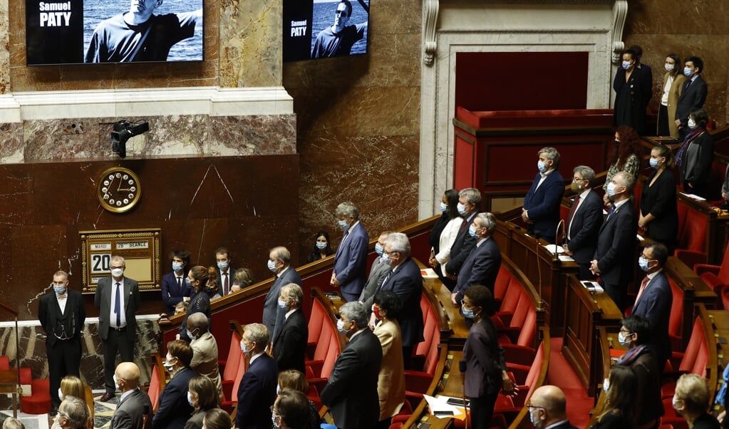 In het Franse parlement werd Samuel Paty dinsdag herdacht met een minuut stilte. (beeld epa / Ian Langsdon)