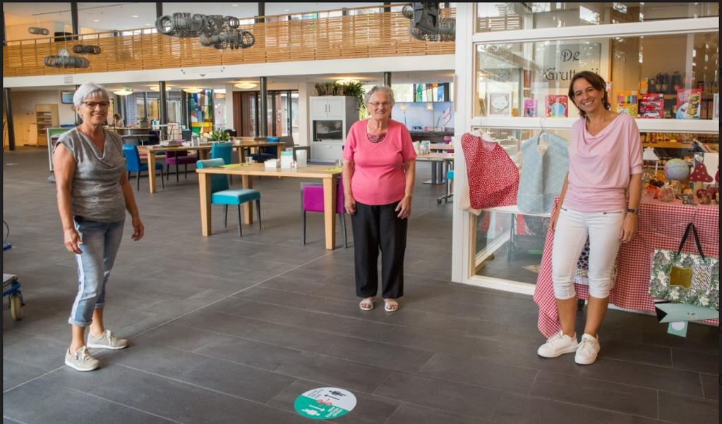 Ina Maliepaard, Jo Klink en Maria Vroegindeweij (vlnr) in Nieuw Rijsenburgh, Sommelsdijk. (beeld Hans-Lukas Zuurman)