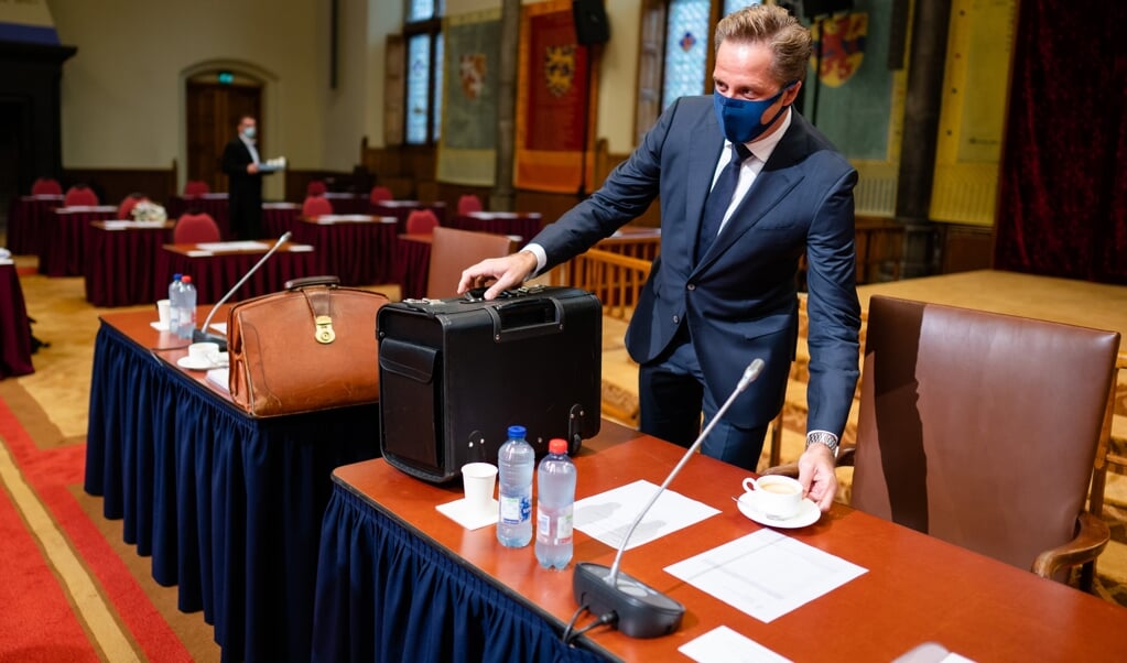 <p>Minister Hugo de Jonge voorafgaand aan het debat in de Eerste Kamer over de coronawet.</p> (beeld anp / Bart Maat)
