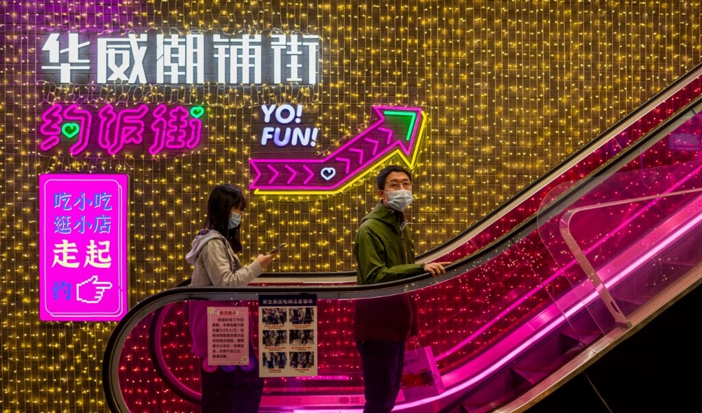 <p>Inwoners in China kopen nu vaker producten uit eigen land dan westerse producten.</p> (beeld afp / Nicolas Asfouri)