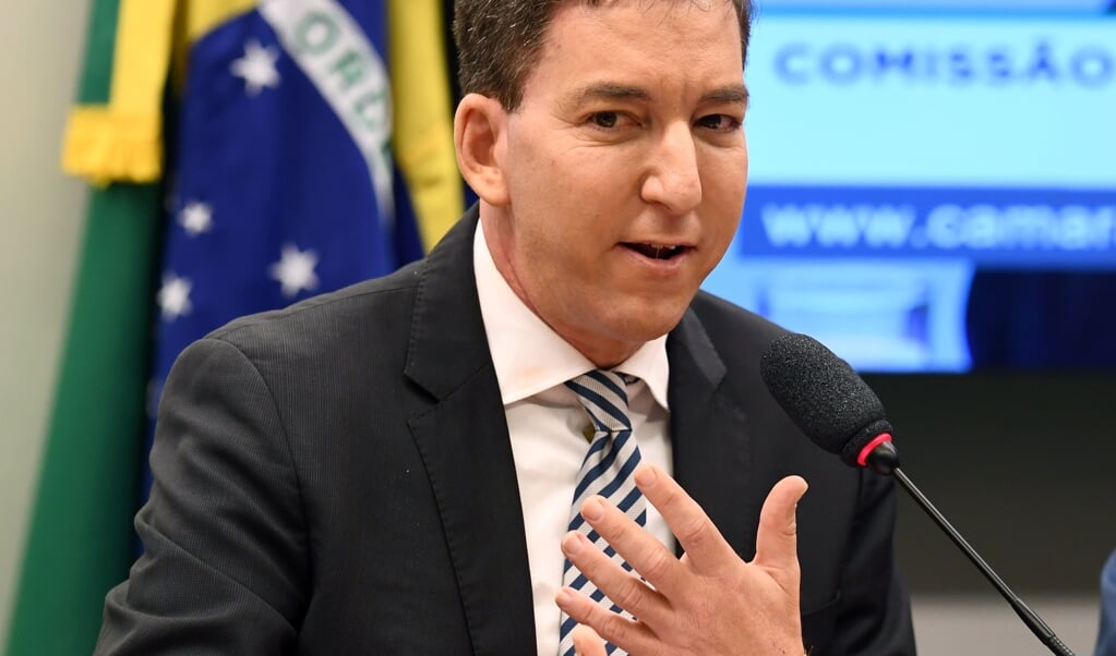 <p>Glenn Greenwald tijdens hoorzittingen in het Braziliaanse parlement rond corruptieonderzoeken</p> (beeld afp / Evaristo Sa)