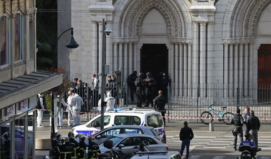<p>‘Alles doet een terroristische aanslag in de Basiliek vermoeden’, tweette de burgemeester van Nice, Christian Estrosi, die ter plaatse is.</p> (beeld afp / Valery Hache)