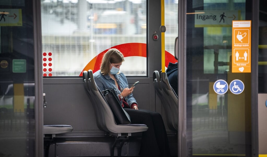 <p class="G_foto_bijschrift13" pstyle="G_foto_bijschrift1-3">De coronacrisis krijgt blijvende gevolgen in het openbaar vervoer. In de nieuwe dienstregeling gaan minder bussen en treinen rijden.</p> (beeld anp / Jeroen Jumelet)