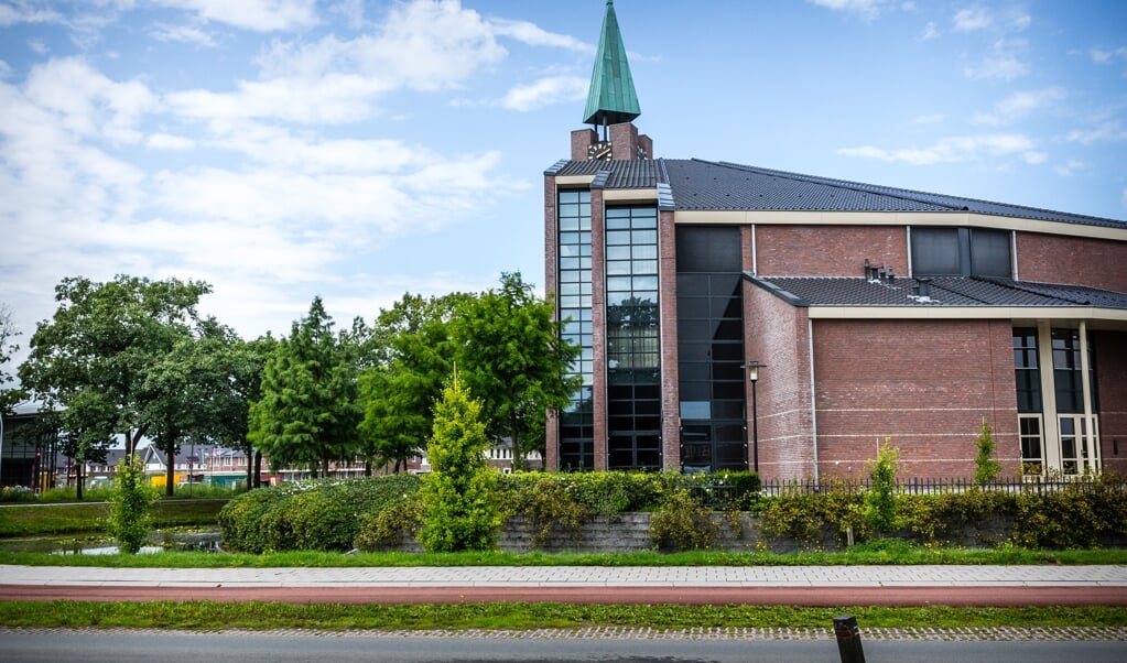 <p pstyle="G_foto_bijschrift1-3">De Hoeksteen van de Gereformeerde Gemeente in Nederland in Barneveld. In de kerk met zo'n 3000 zitplaatsen, werden zondag 500 bezoekers toegelaten. </p> (beeld anp / Rob Engelaar)